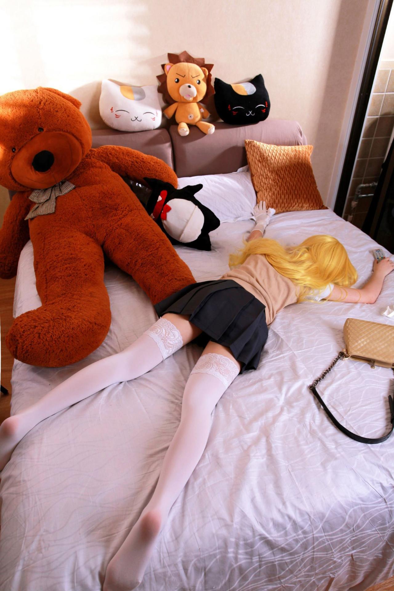 一央小泽扮演食蜂操祈扒在床上