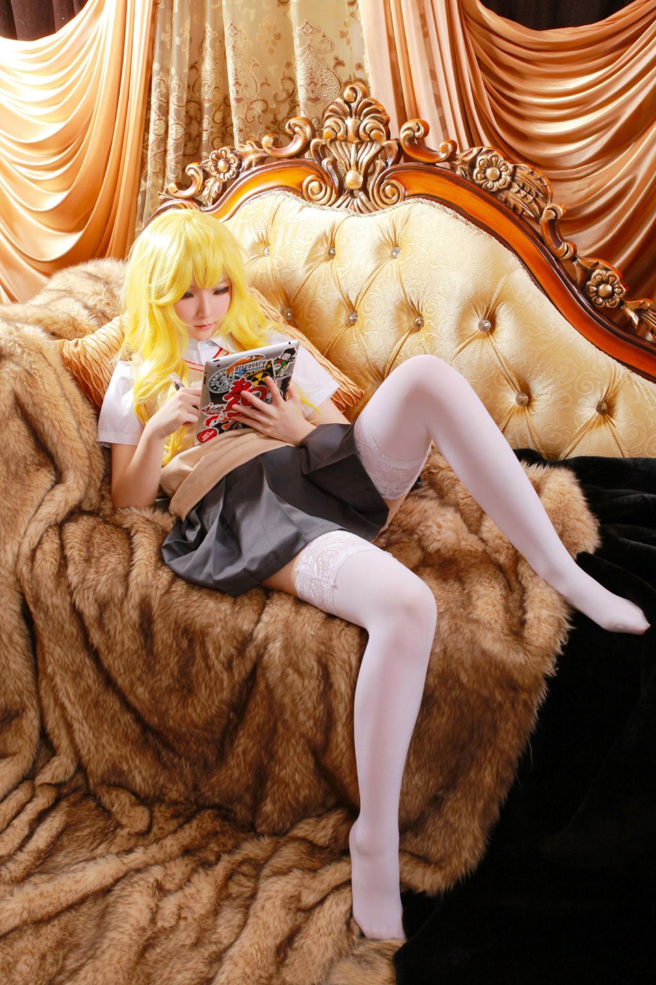 一央小泽扮演食蜂操祈坐在沙发上玩着Ipad