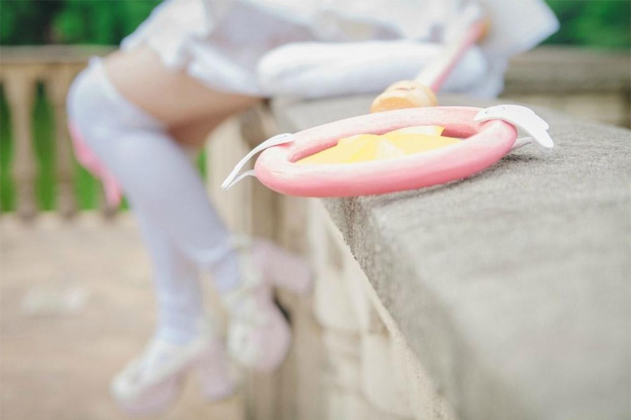 阿八扮演木之本樱坐在台子上