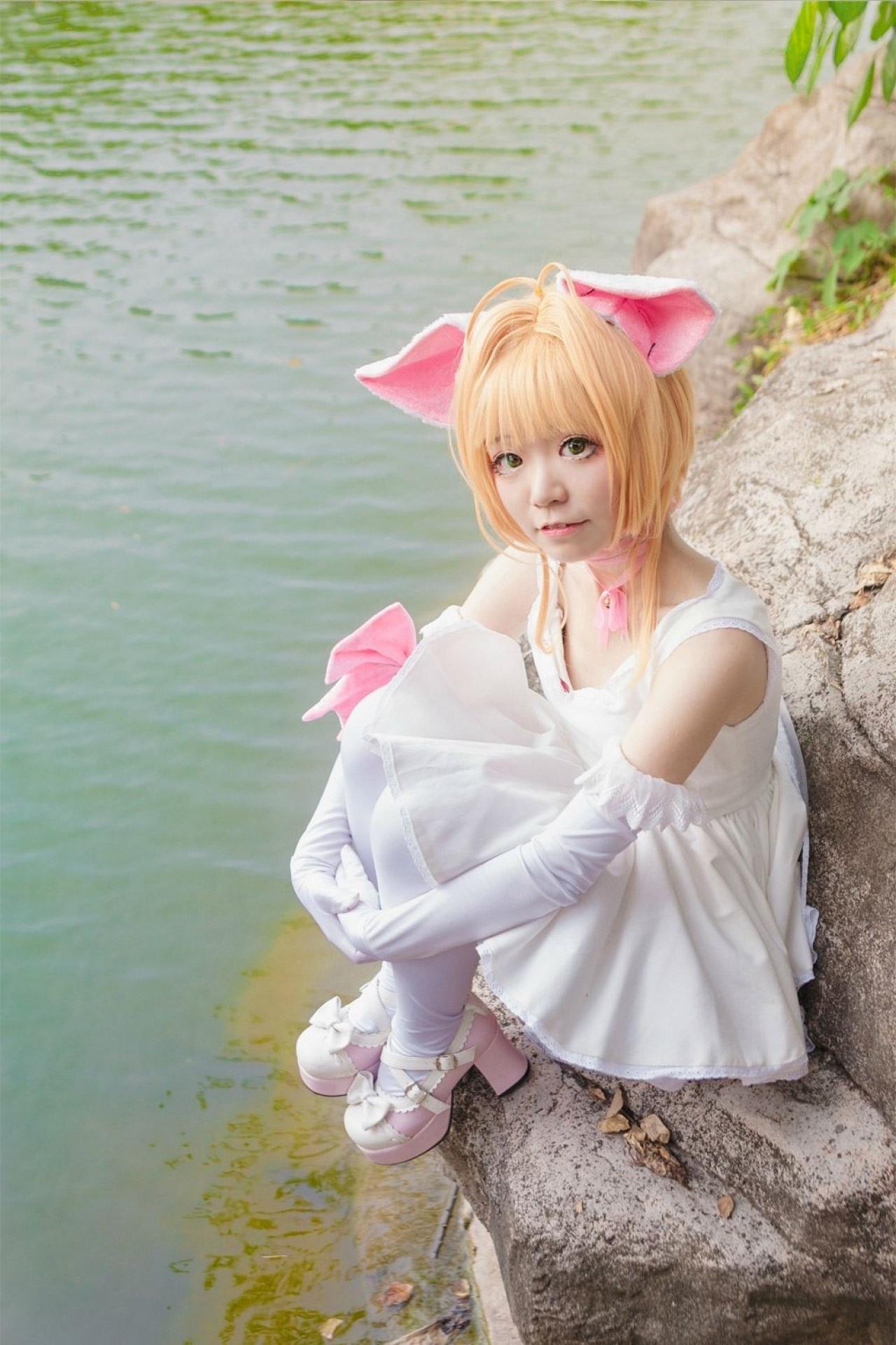 阿八扮演木之本樱抱着膝盖坐在水边