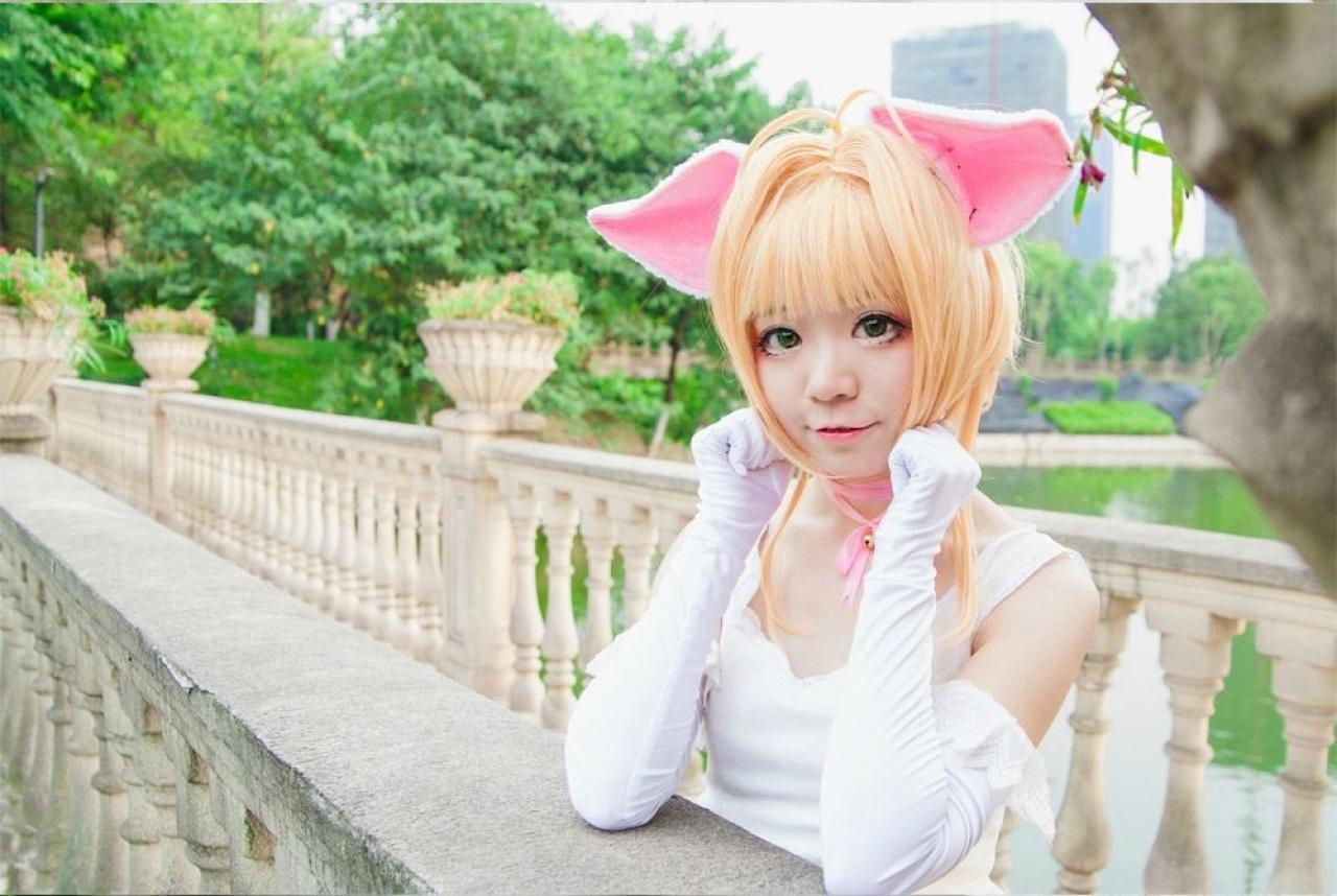 阿八扮演木之本樱双手撑着头，扒在栏杆上