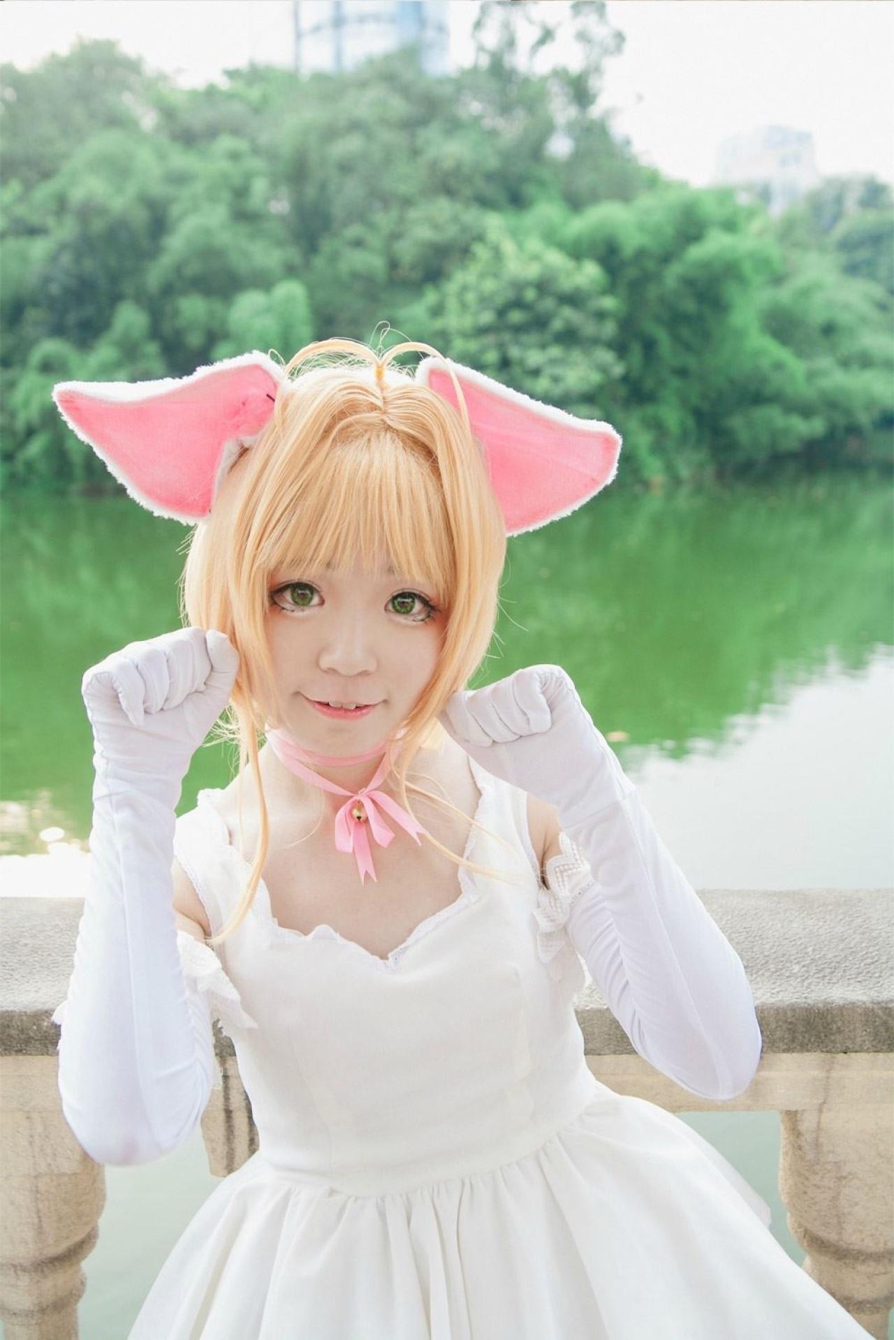 阿八扮演木之本樱靠着栏杆双手扮小猫