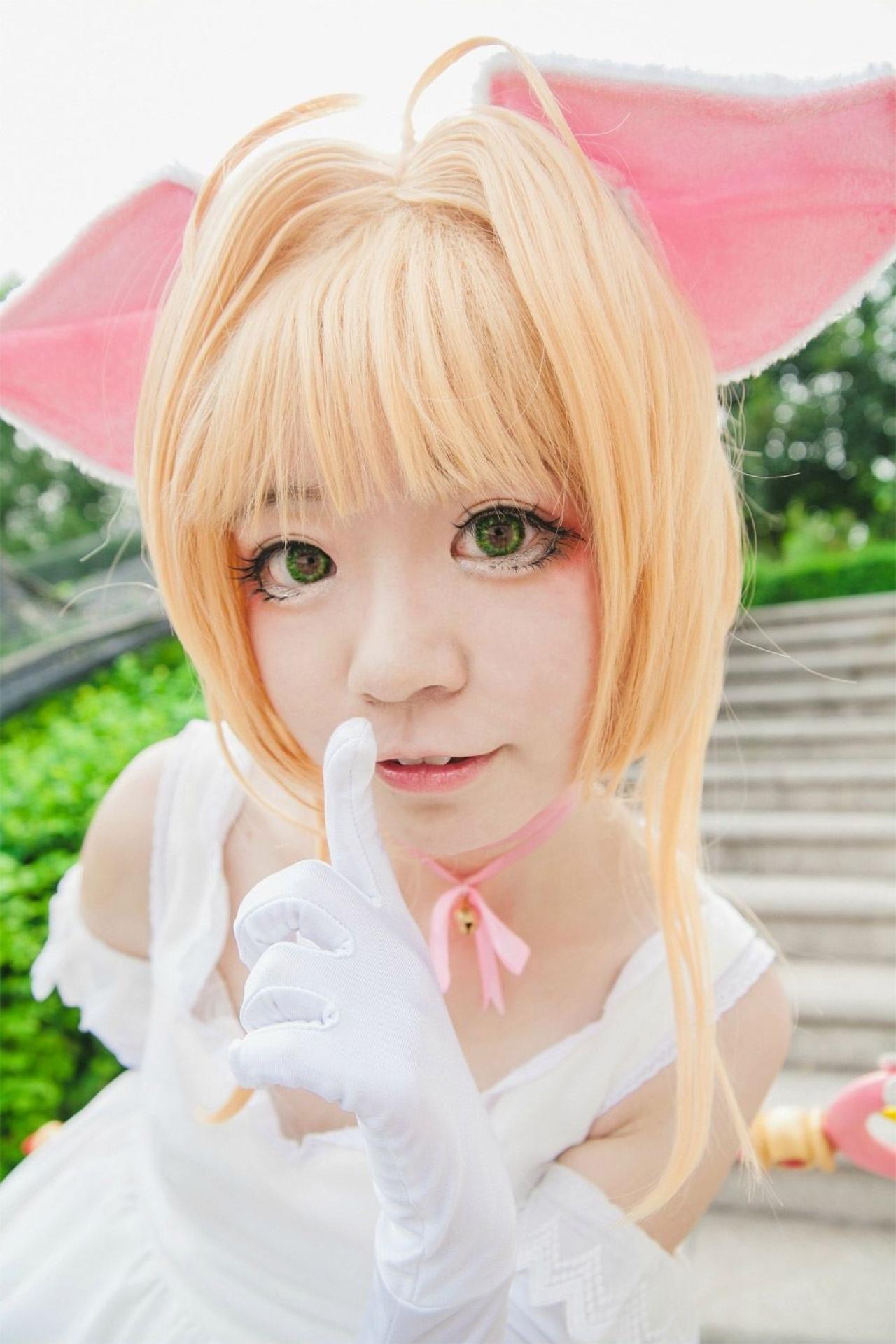 阿八扮演木之本樱作嘘手势