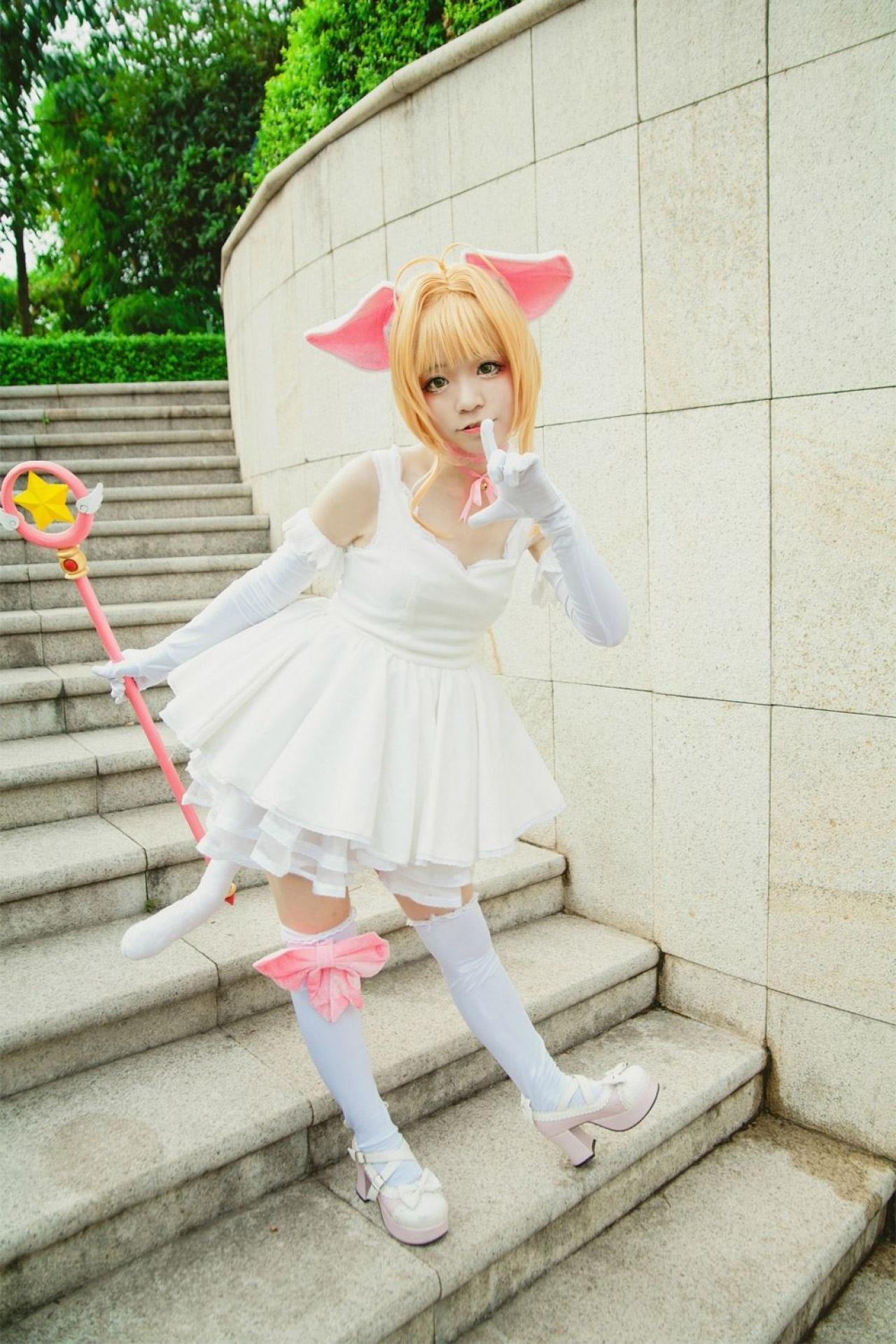 阿八扮演木之本樱在台阶上作八字手势