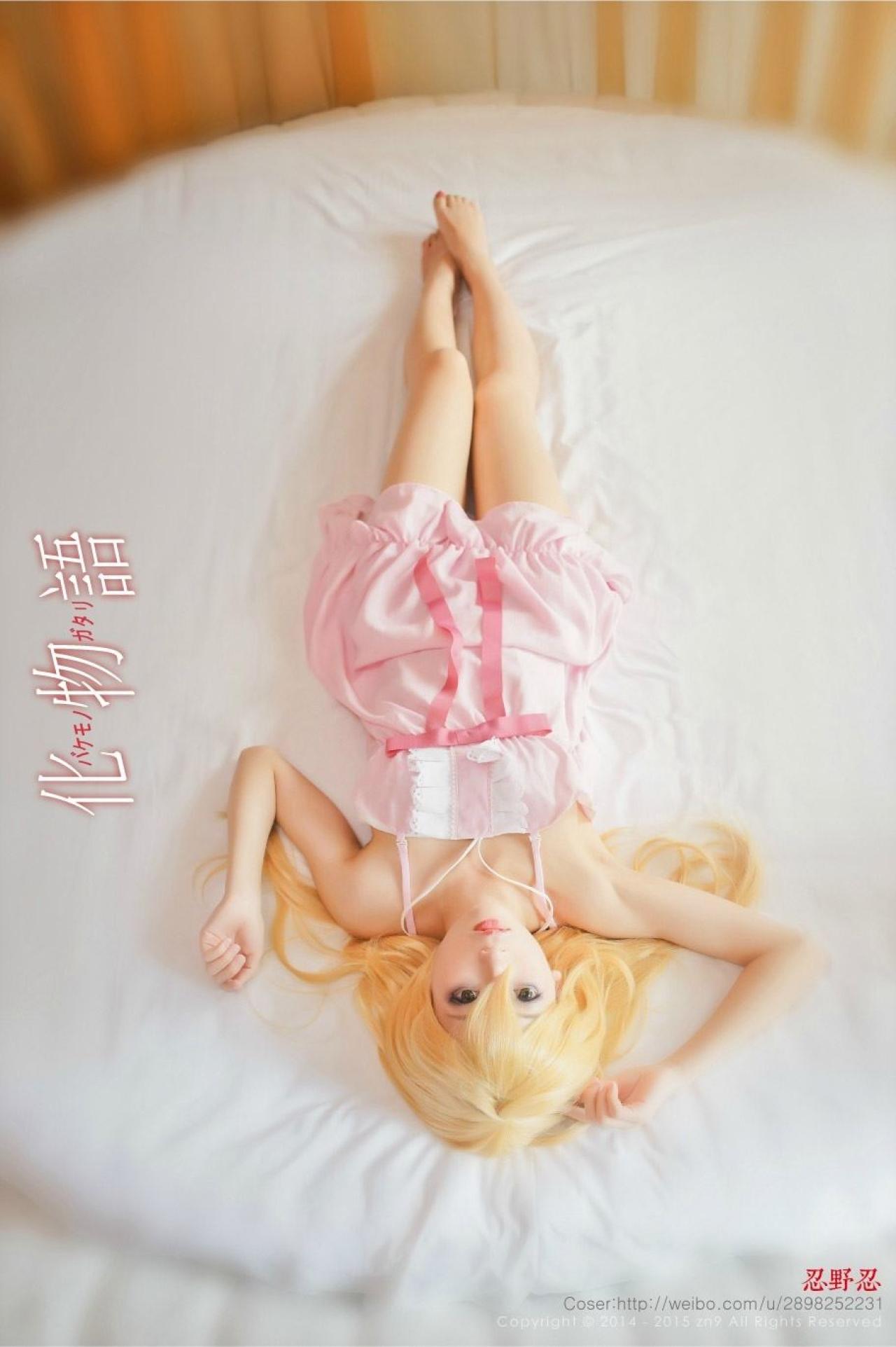 二天子扮演化物语忍野忍平躺在床上俯拍全身照