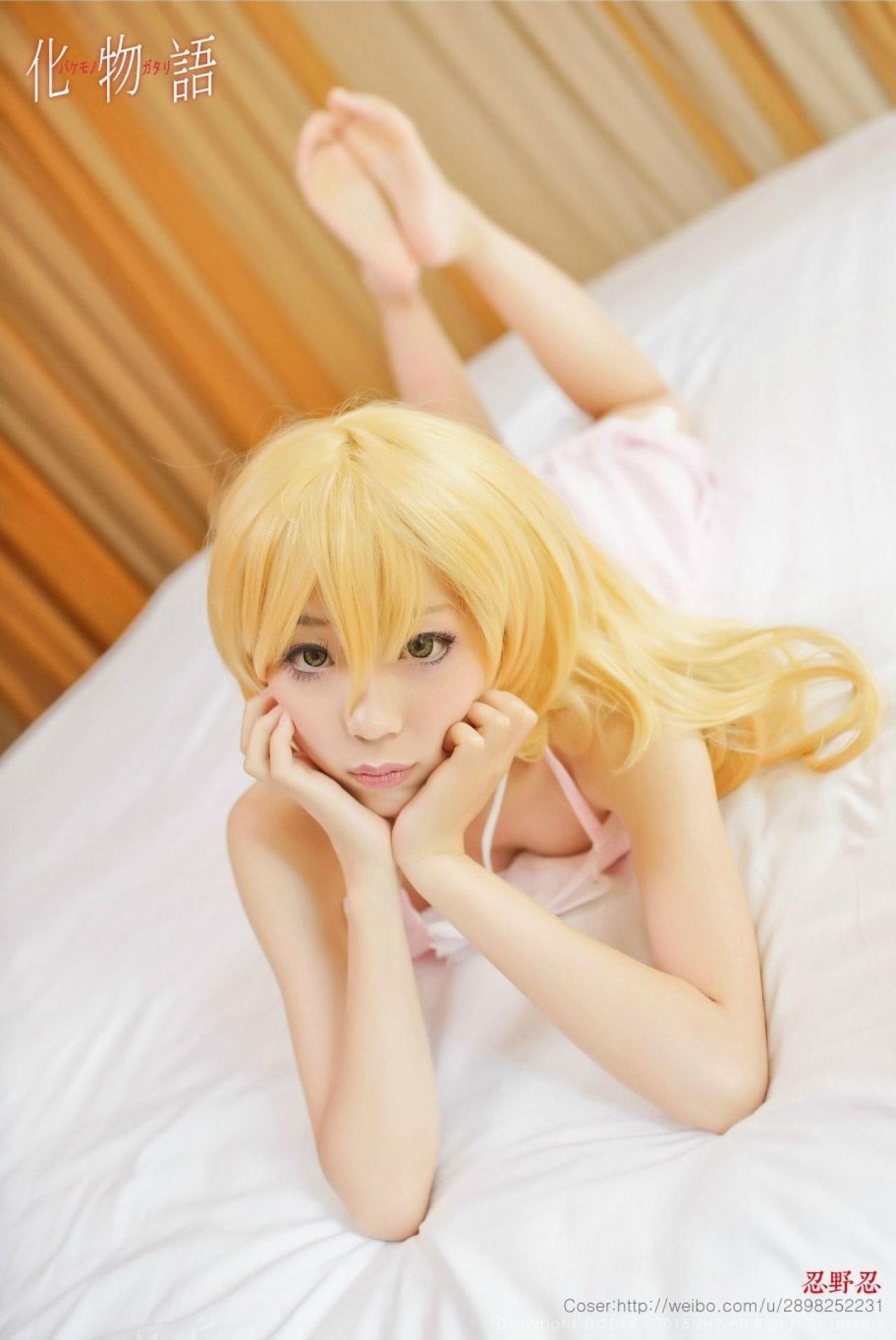 二天子扮演化物语忍野忍扒在床上的姿势