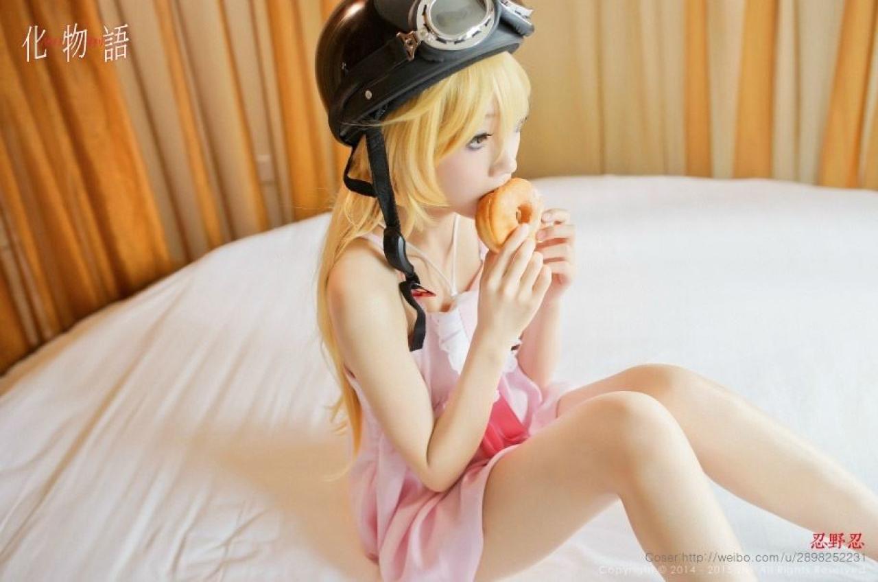 二天子扮演化物语忍野忍坐在床上认真吃包的样子