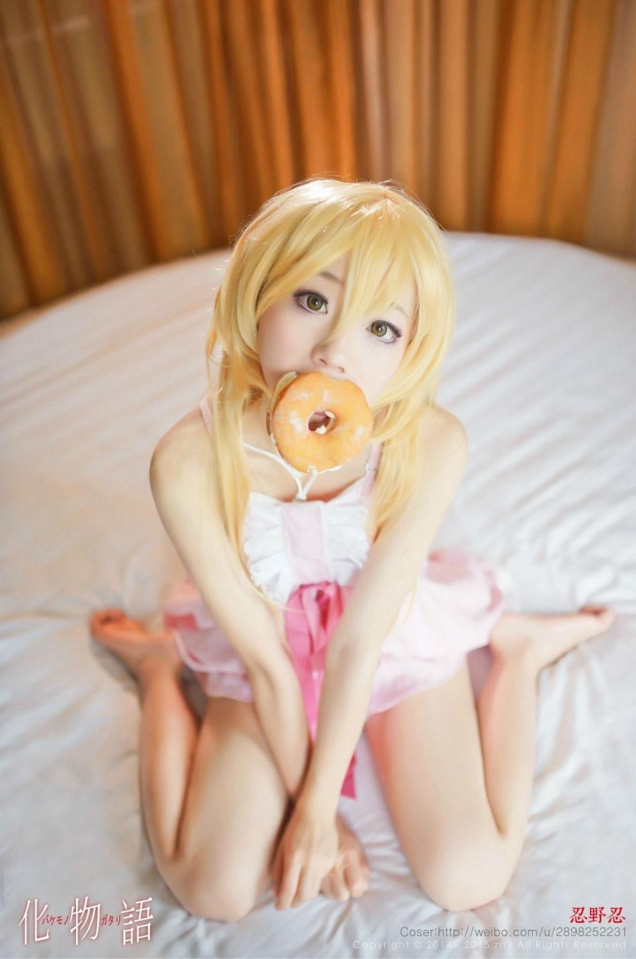 二天子扮演化物语忍野忍咬着面包凝望着镜头