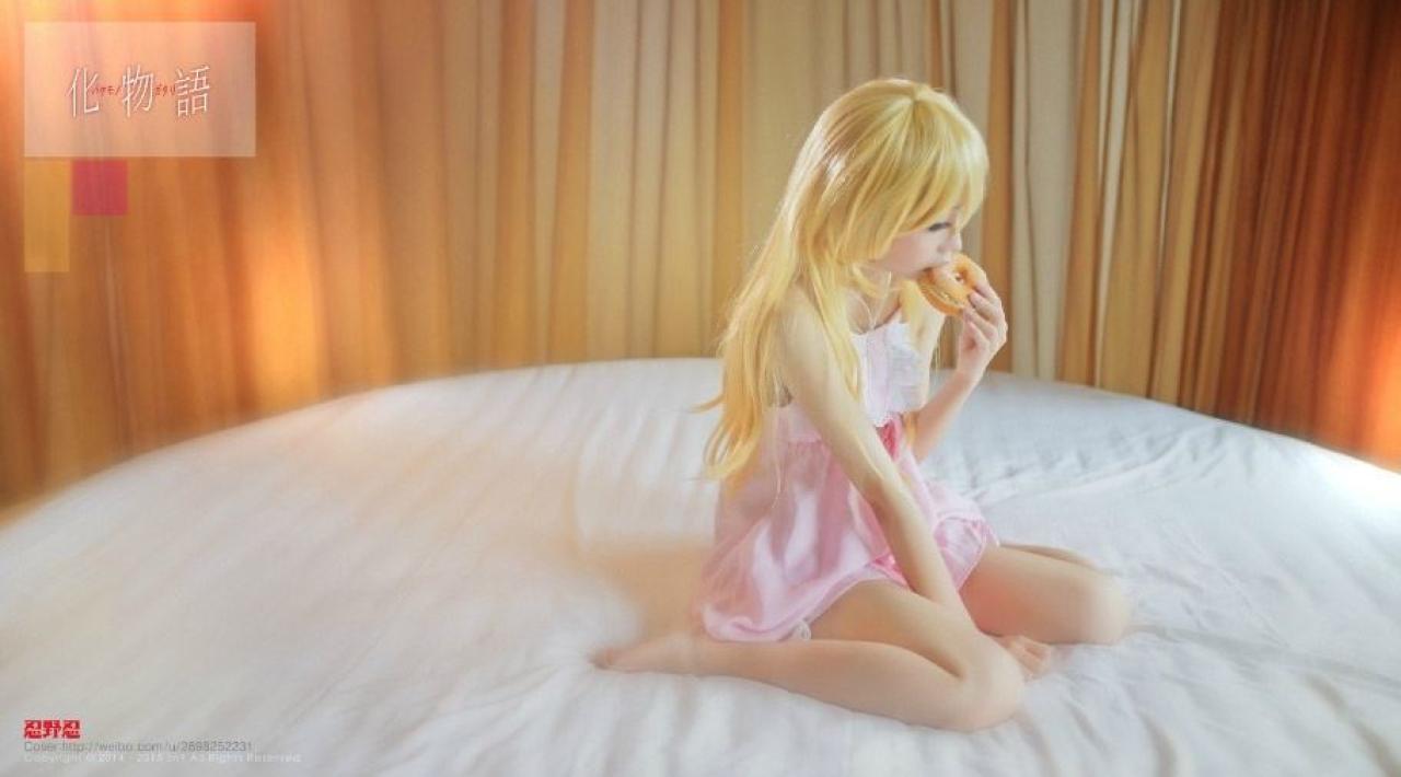 二天子扮演化物语忍野忍坐着吃包的侧面全身照