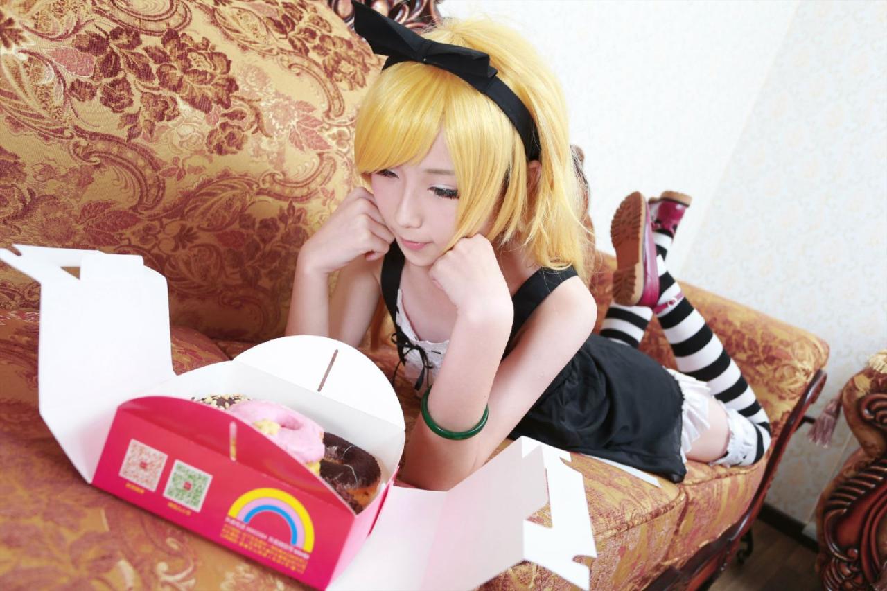 下北原喵扮演忍野忍双手撑着脸扒在沙发上