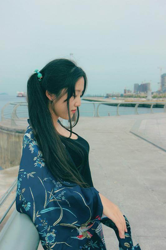 惜燃紧闭双眼靠在栏杆上，静静感受着海风