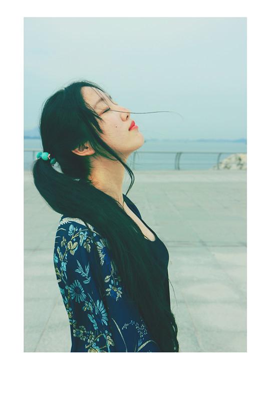 惜燃闭着眼睛仰面感受徐徐的海风