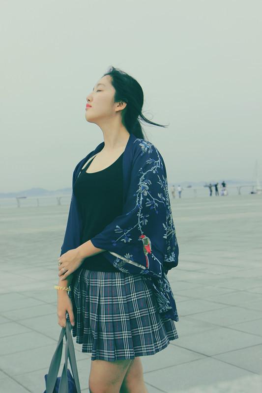 惜燃走着，迎面吹来凉爽的海风