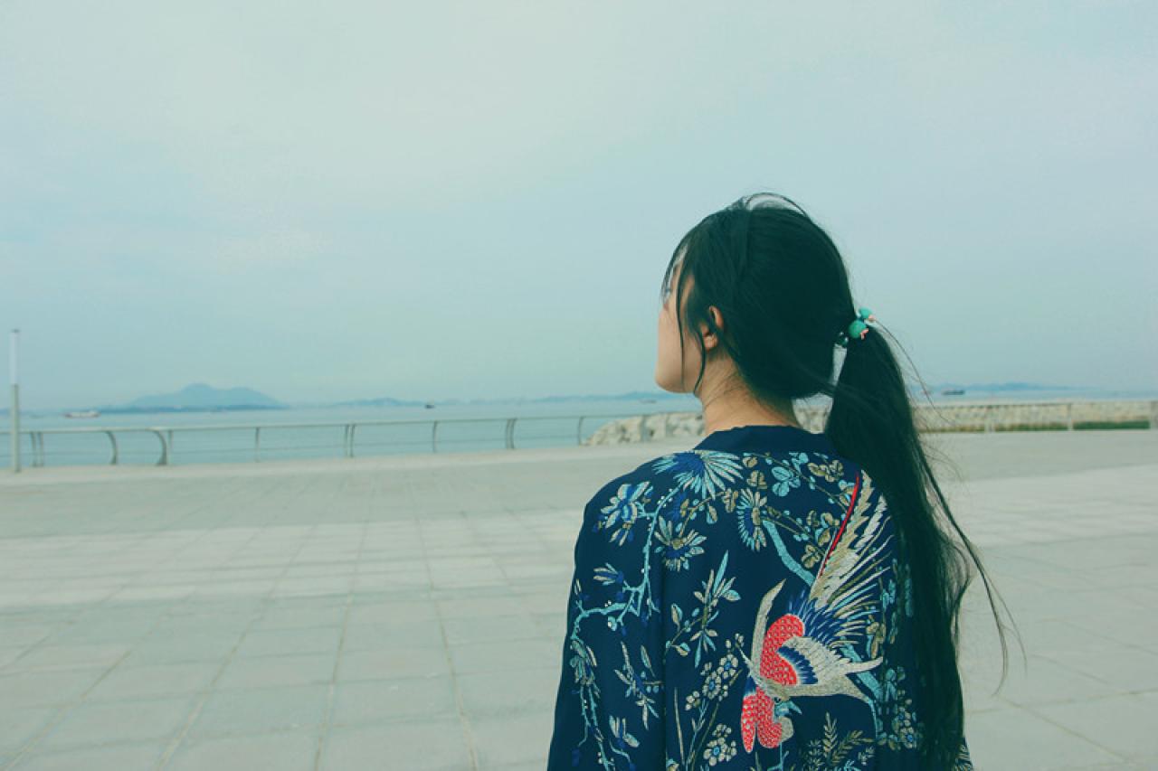 惜燃在广场上四目张望的情景