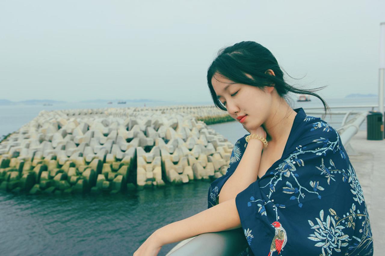 惜燃扒在栏杆上，一只手撑着头，闭目沉思的样子