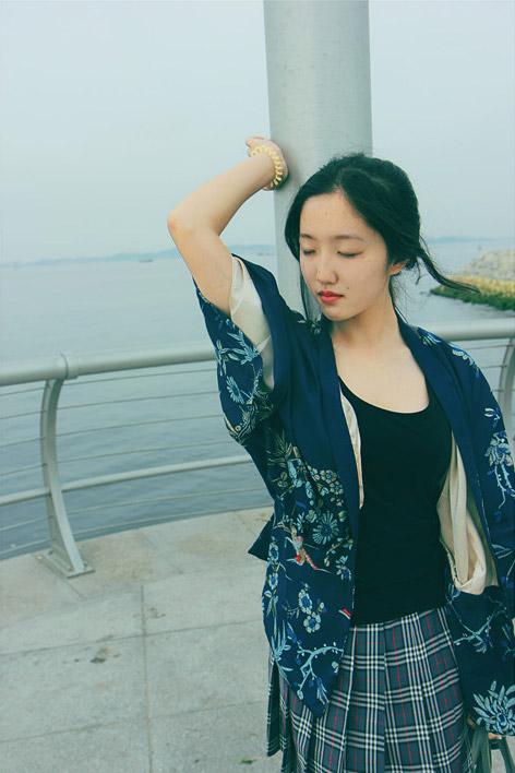 惜燃靠在柱子上，闭着眼睛感受海风的吹拂