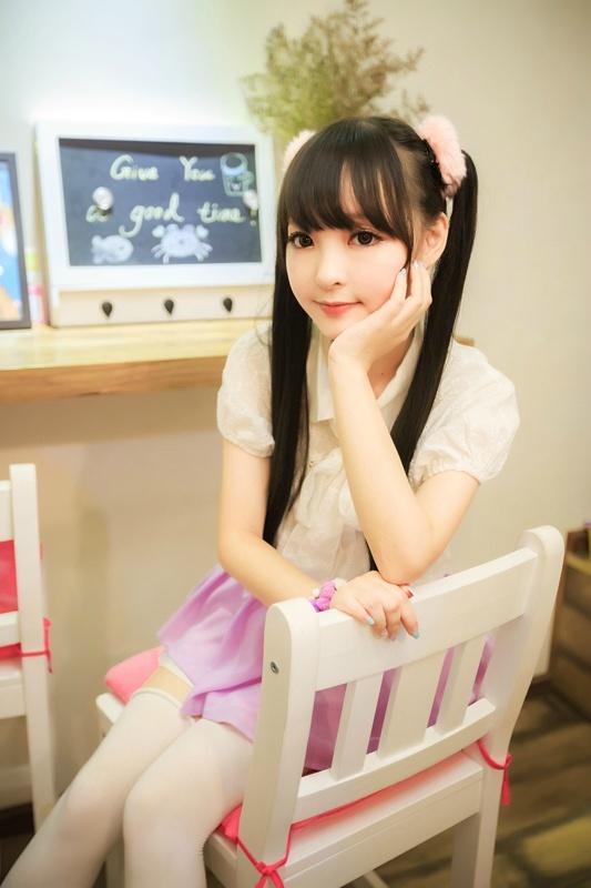 十四娘左手撑着脸坐在凳子上