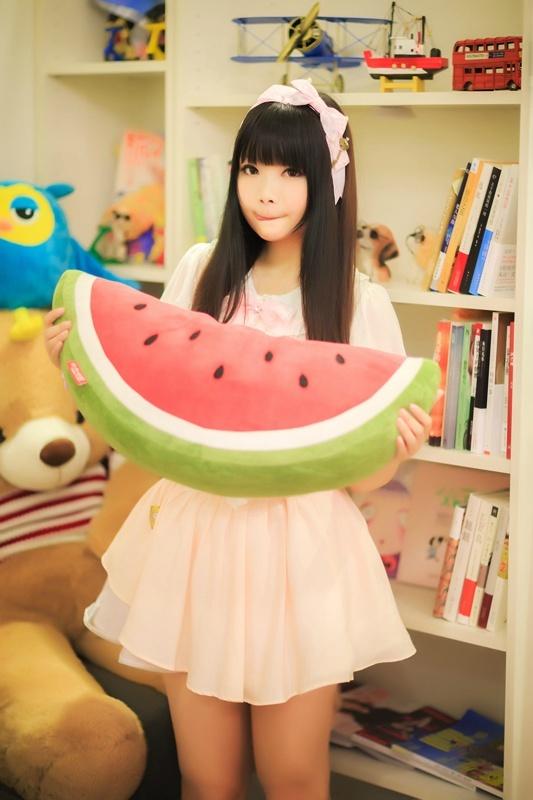 露露抱着大西瓜，馋嘴的样子
