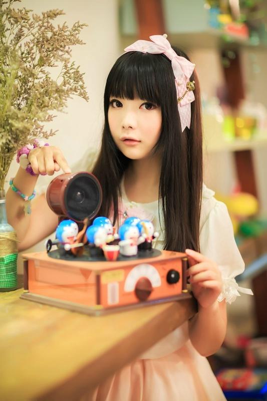 露露手指着哆啦A梦音乐盒