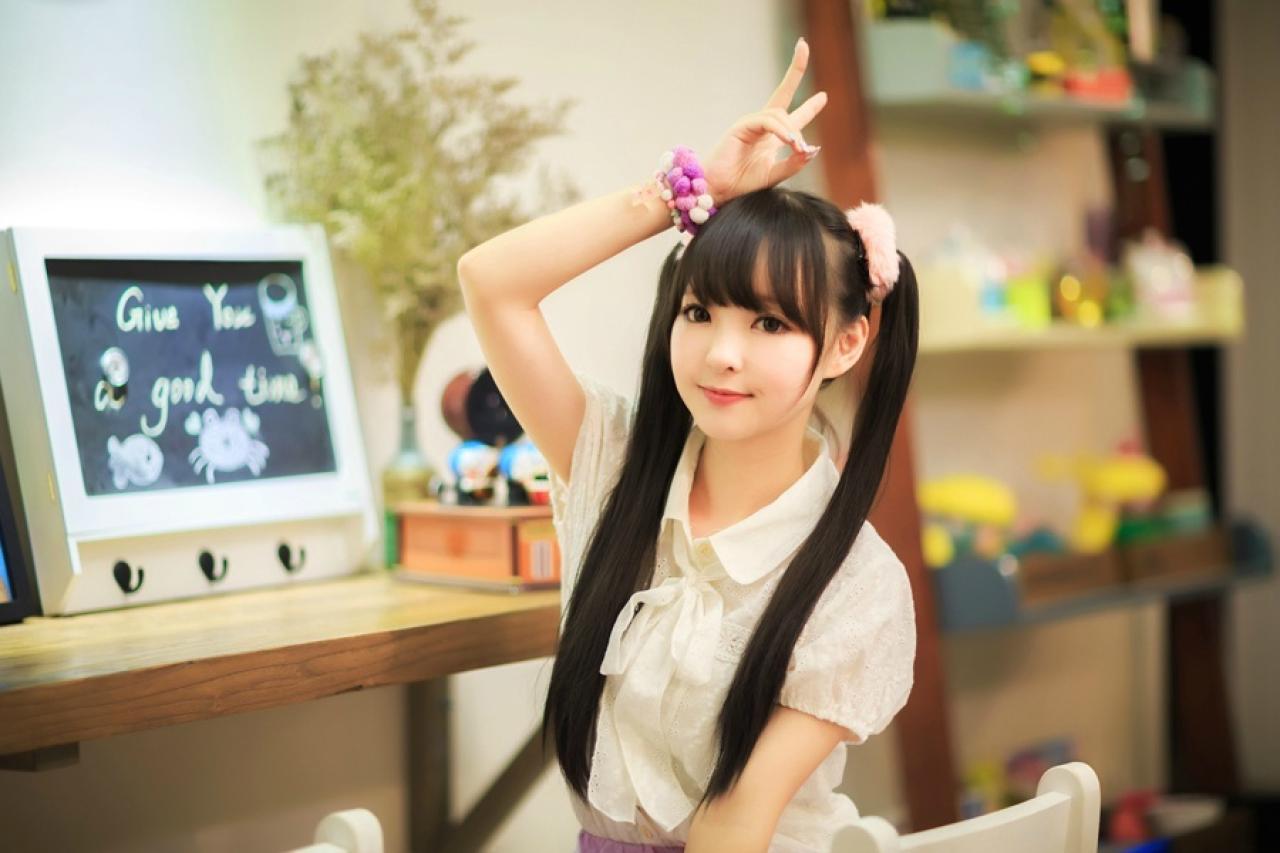 十四娘右手放在头上扮兔耳朵