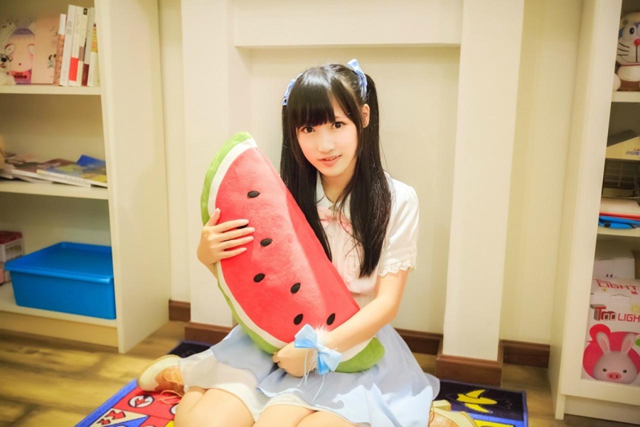 岚咧抱着一瓣西瓜坐在飞行琪坛子上