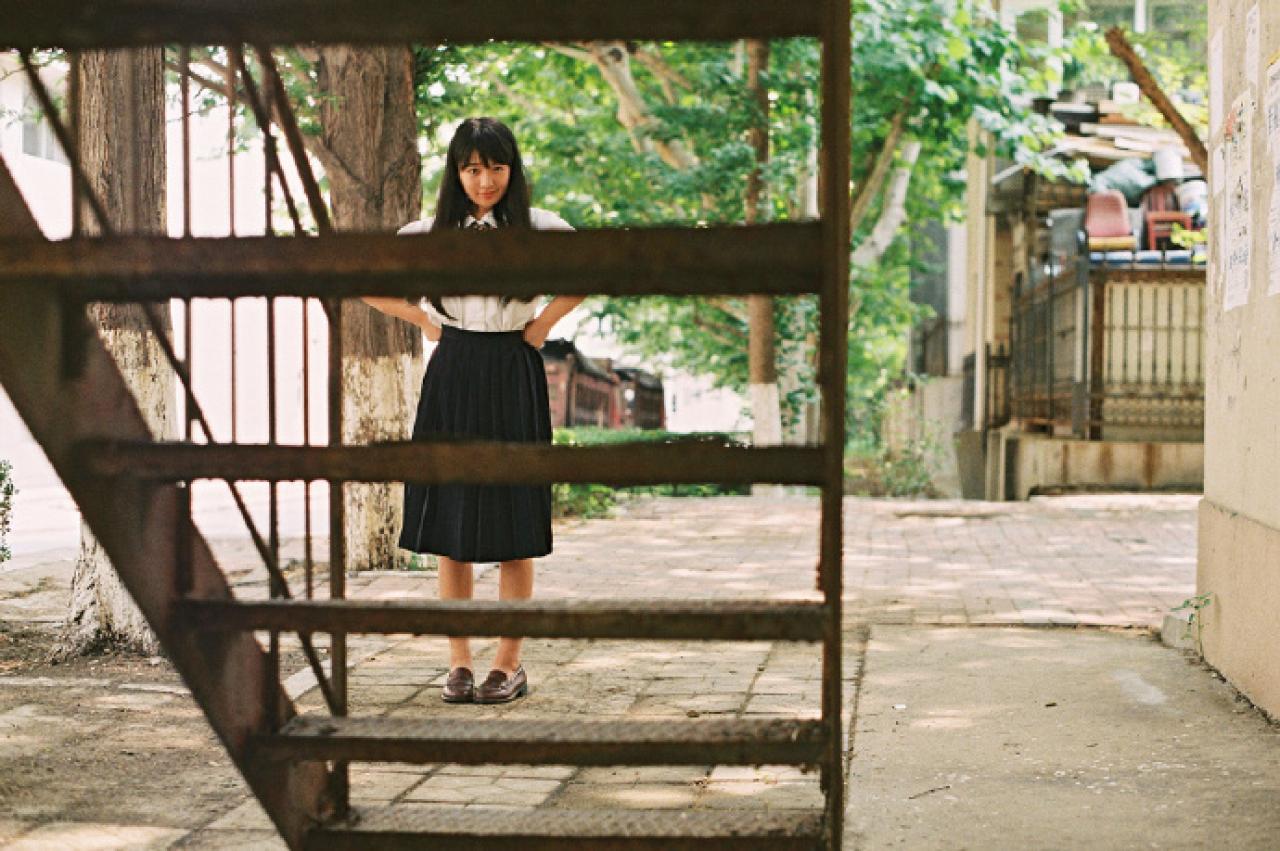 小陆离双手叉腰站在台阶后面