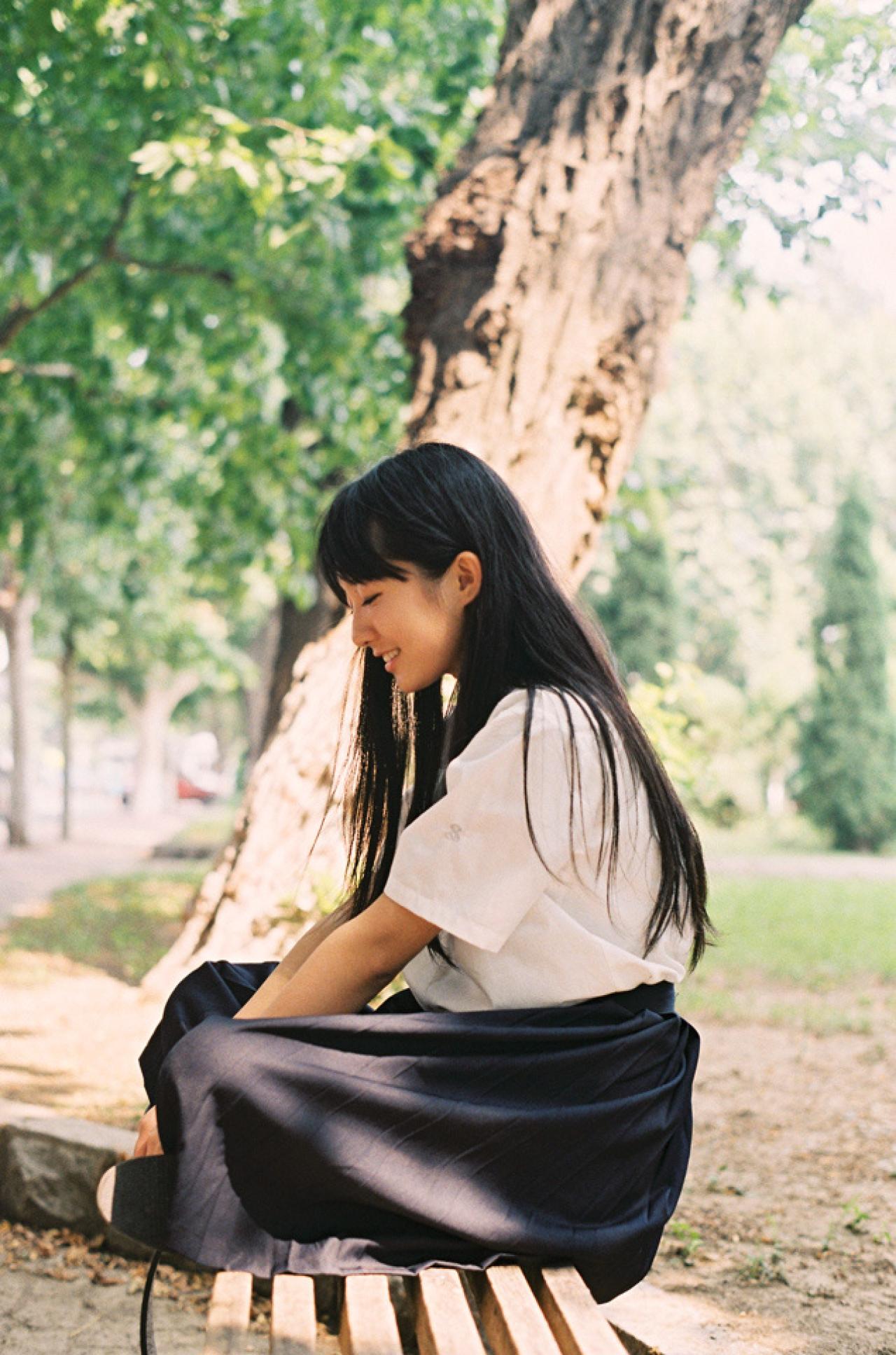 小陆离坐在椅子上，闭着眼睛低头幻想的侧面照