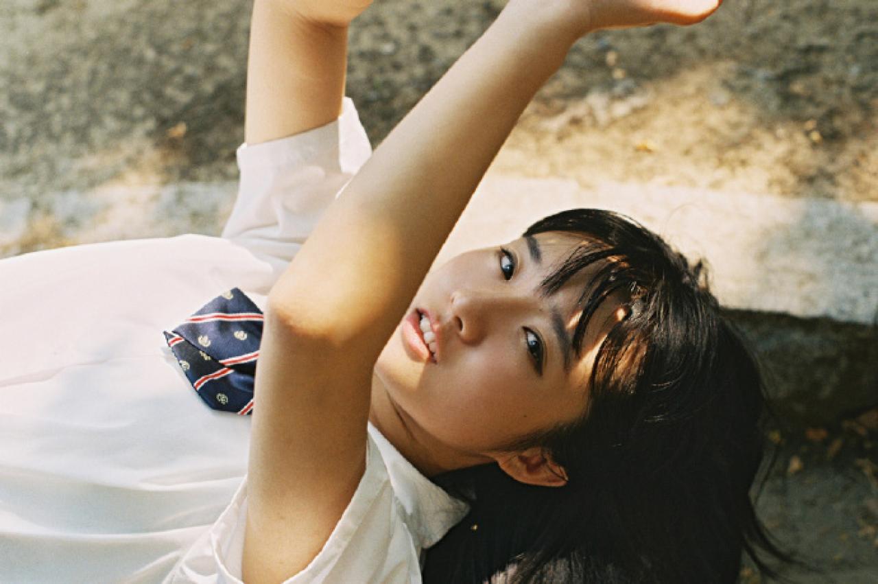 小陆离躺在地上用双手遮挡阳光