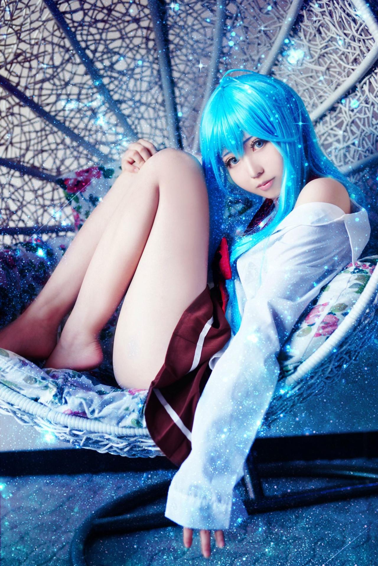 良二扮演藤和艾莉欧抱着膝盖坐在蓝色圆形筐里