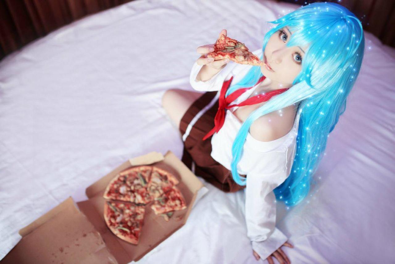 良二扮演藤和艾莉欧坐在床上，正将半块披萨往嘴里送