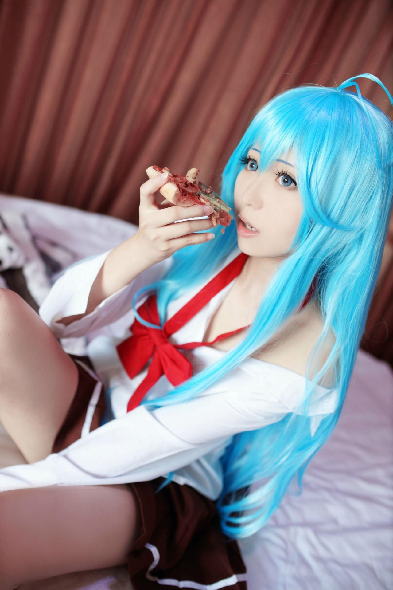 良二扮演藤和艾莉欧张开嘴吃披萨的动作