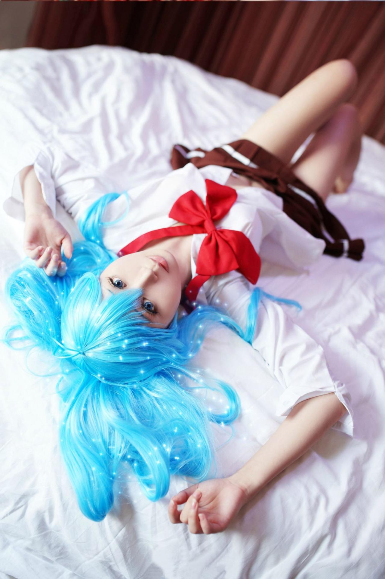 良二扮演藤和艾莉欧平躺在床上