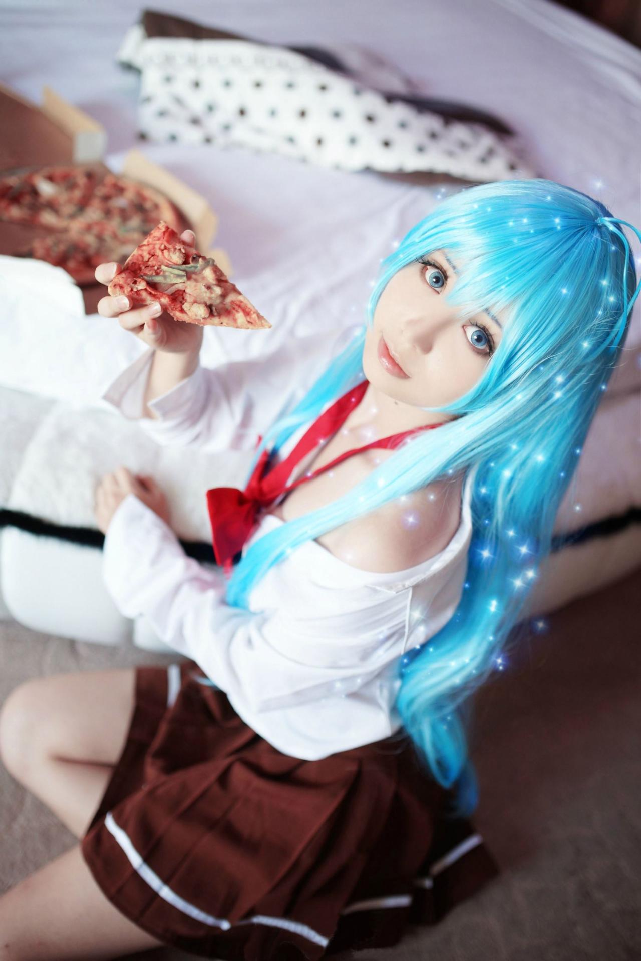 良二扮演藤和艾莉欧靠在床边吃披萨的样子