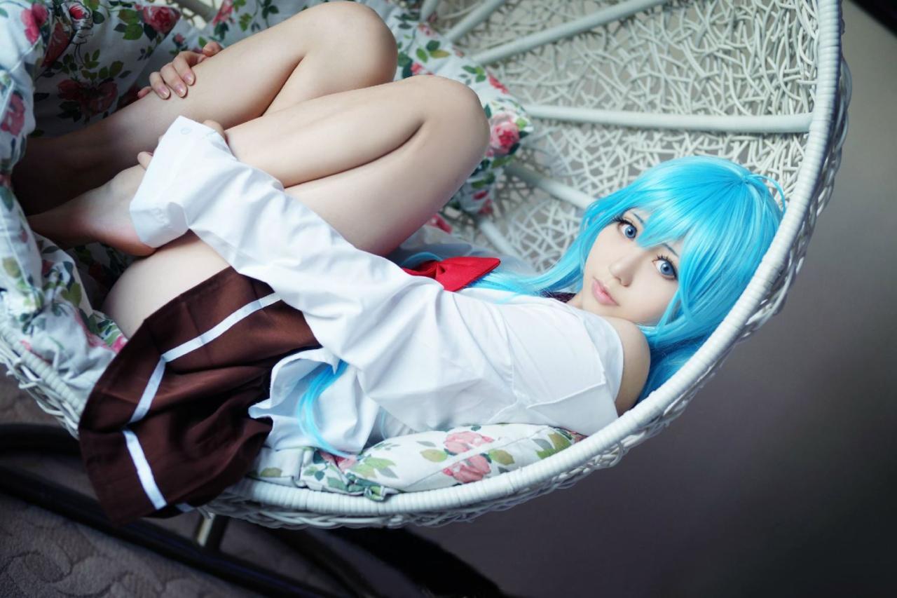 良二扮演藤和艾莉欧抱着双腿躺在圆形的篮子里