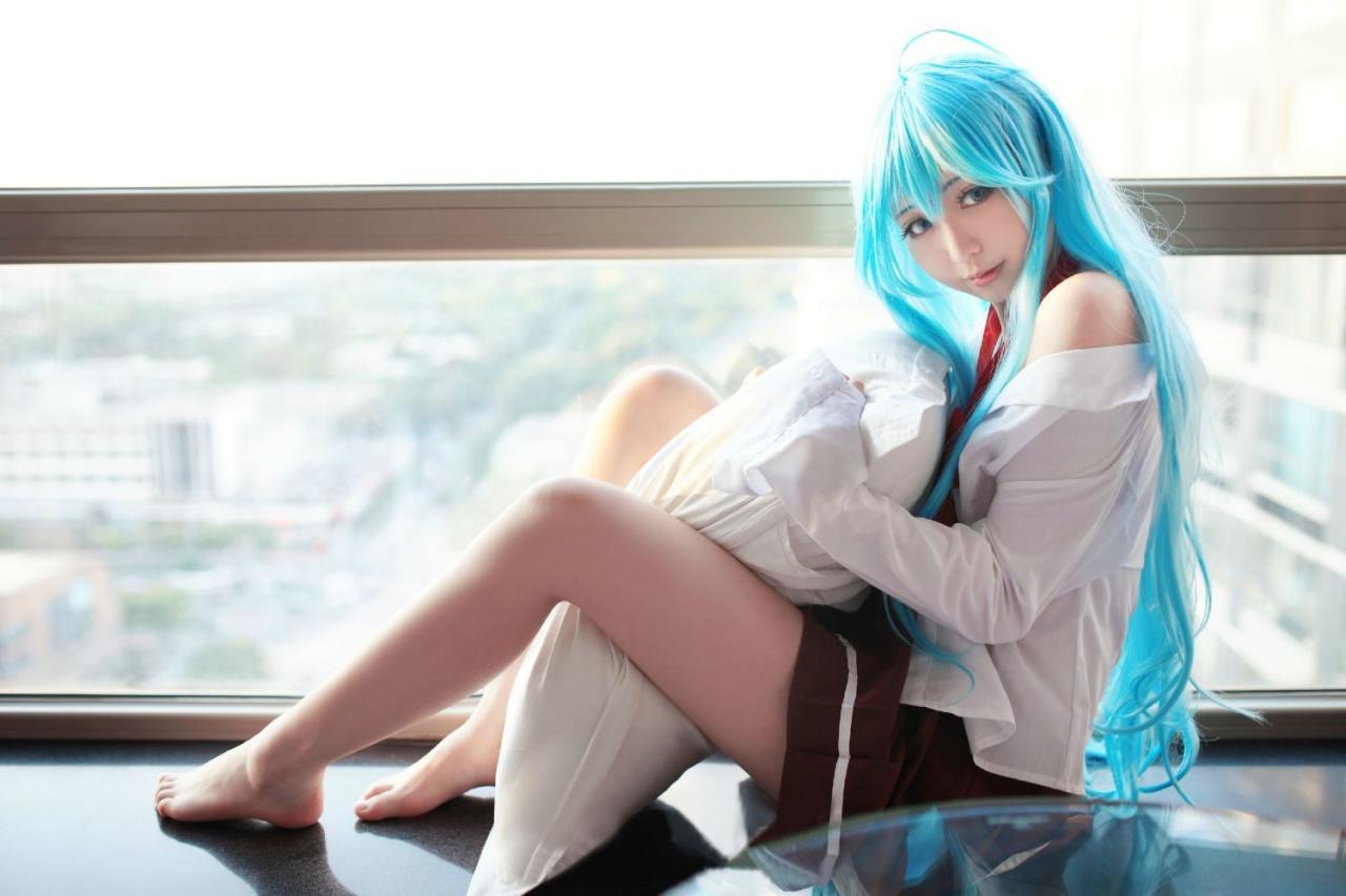 良二扮演藤和艾莉欧抱着枕头坐在窗台