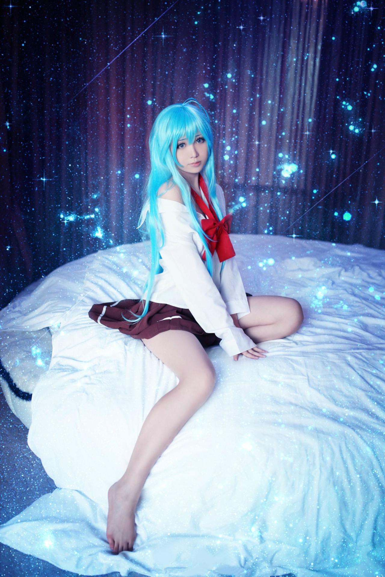 良二扮演藤和艾莉欧坐在床上，背景是窗帘和漂浮的蓝色电波离子