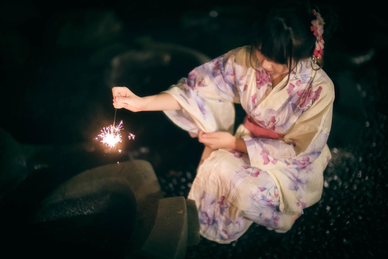 雪雪蹲着点燃一颗仙女棒