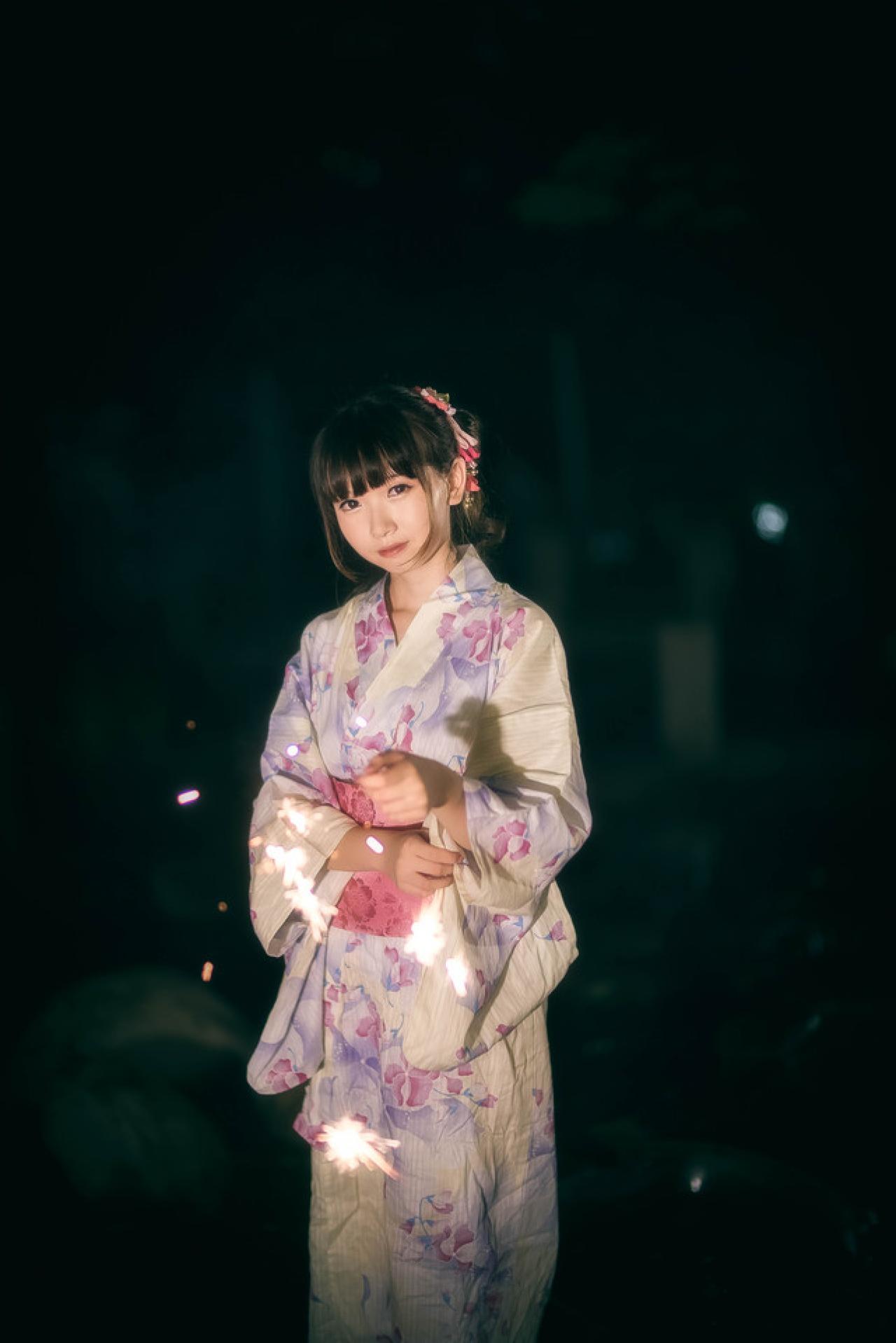 雪雪摇晃着仙女棒，花火四溅