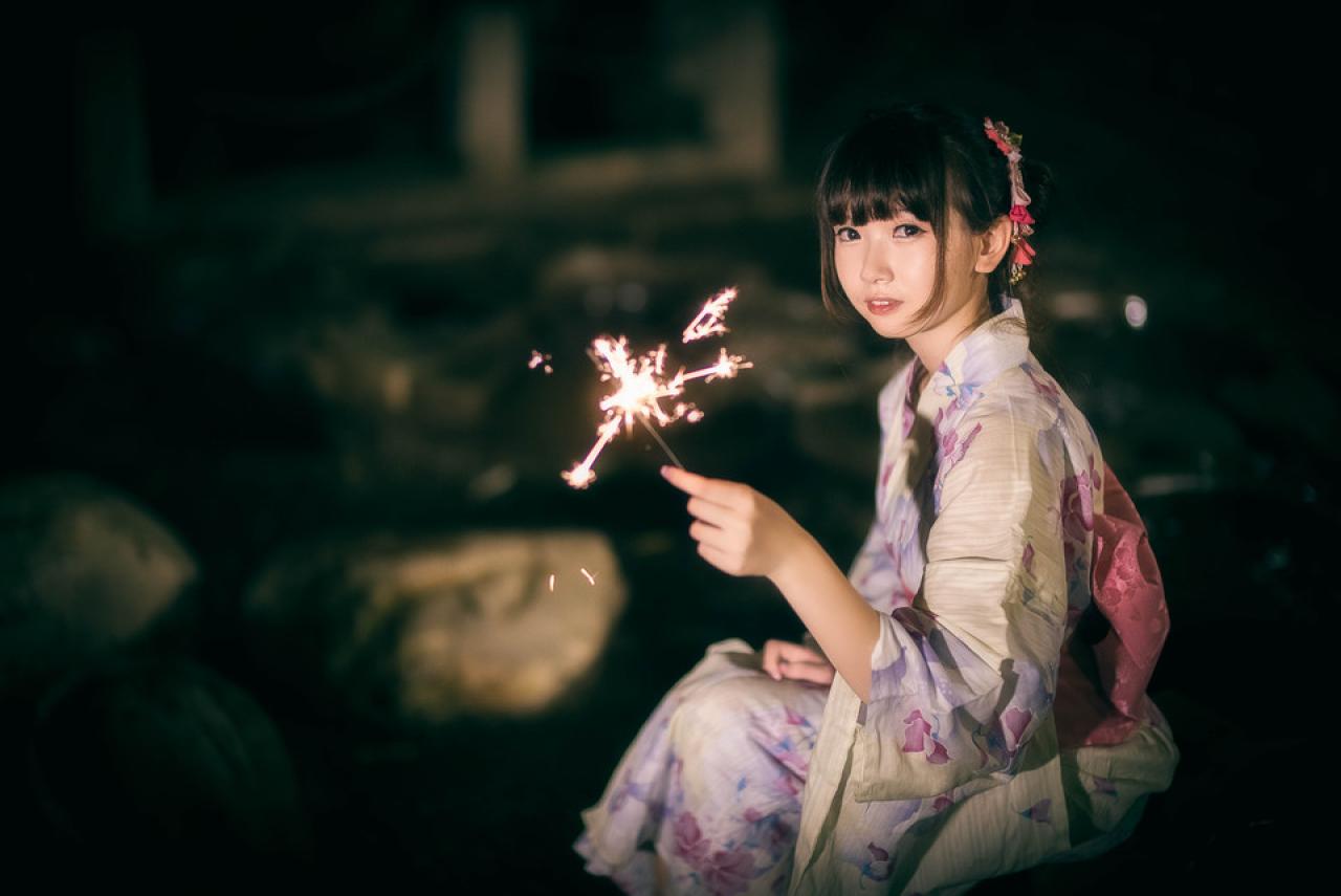 雪雪坐在石头上，右手摇晃着仙女棒