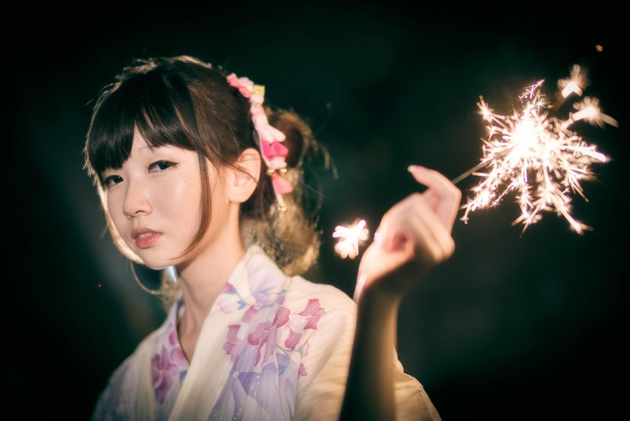 雪雪左手晃着仙女棒，微侧脸的迷离的神情