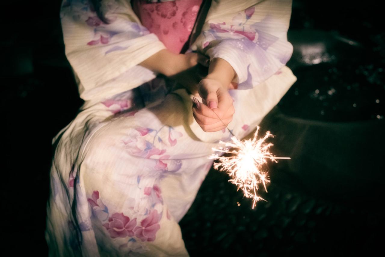 雪雪坐着的半身和仙女棒