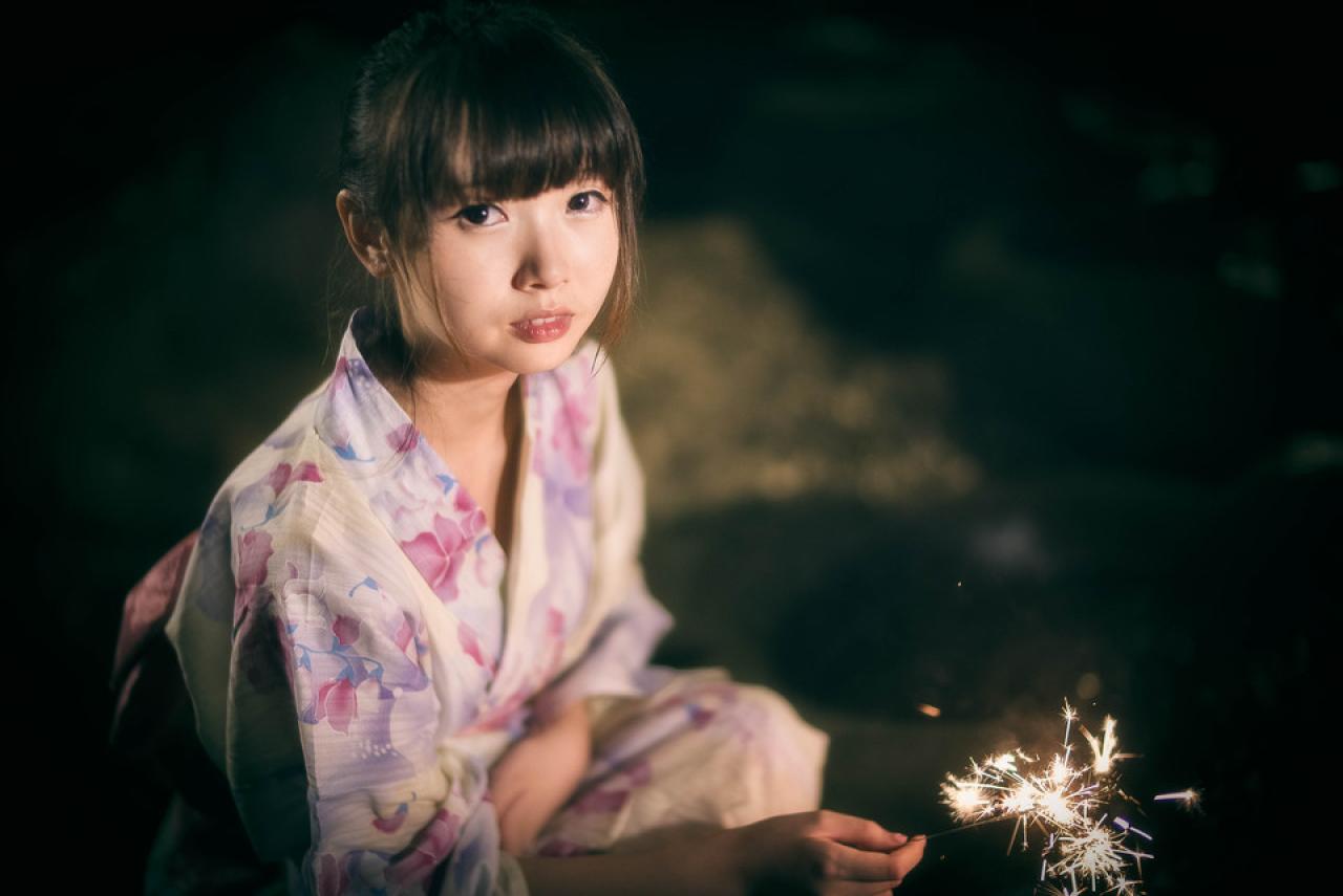 雪雪坐着，右手拿着仙女棒，凝望着镜头