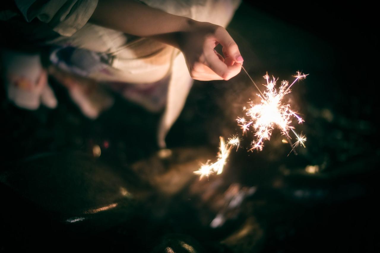 仙女棒和流水特写