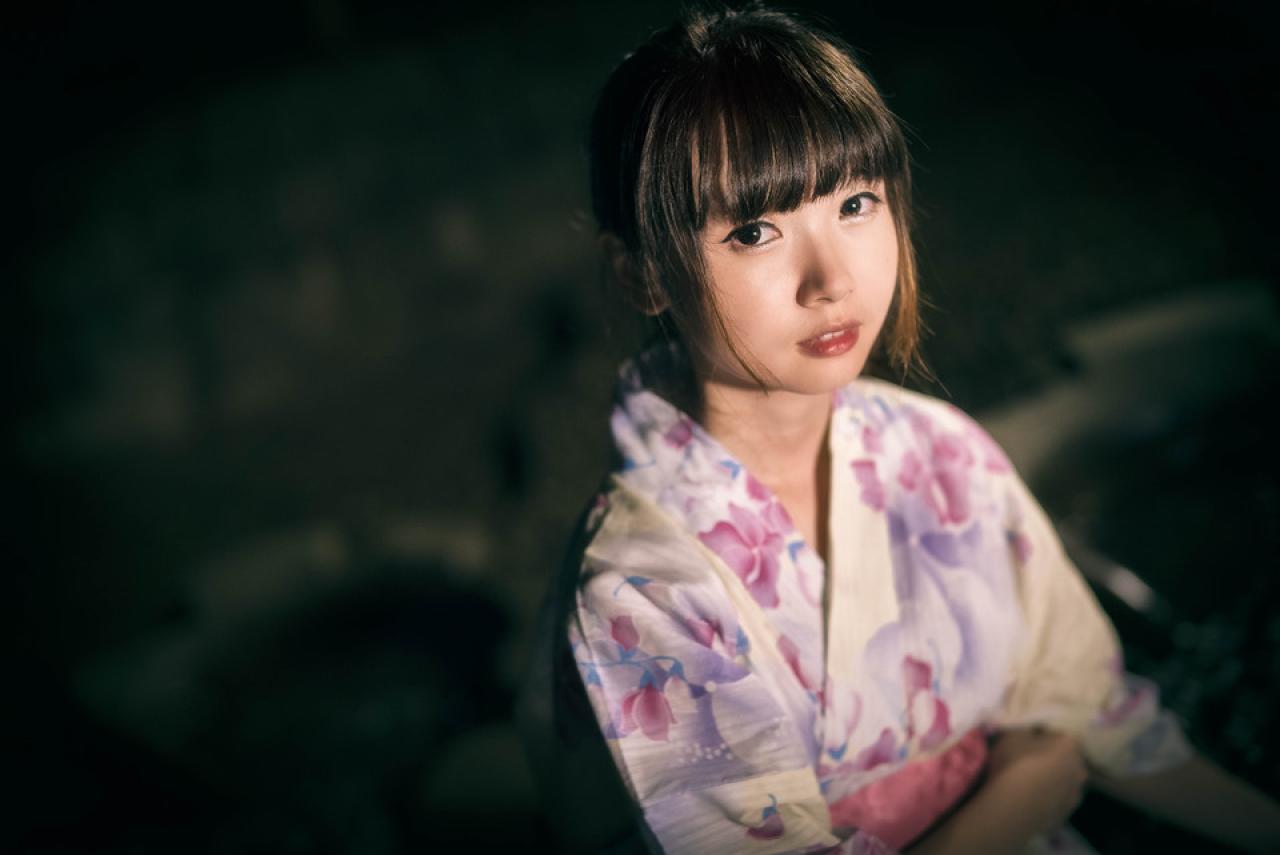 雪雪坐着，右手放在腰间的上半身照