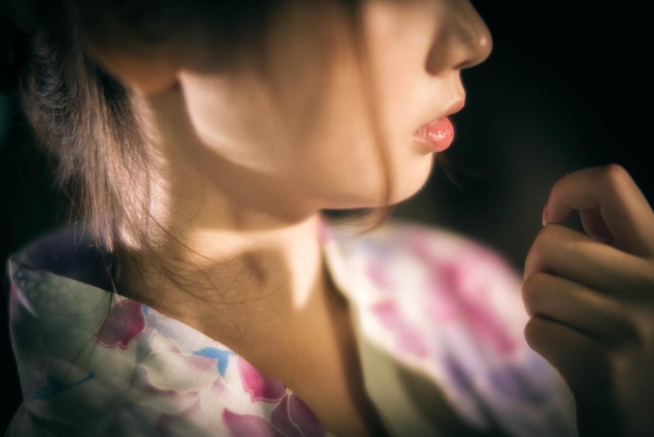 雪雪的嘴角侧面特写