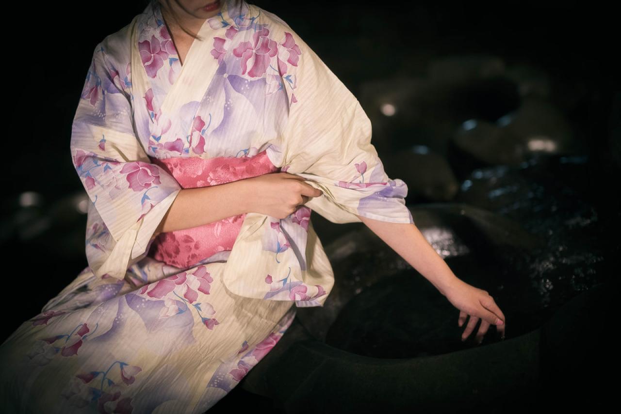 雪雪右手撩起衣袖，左手伸进盛着水的缸子里