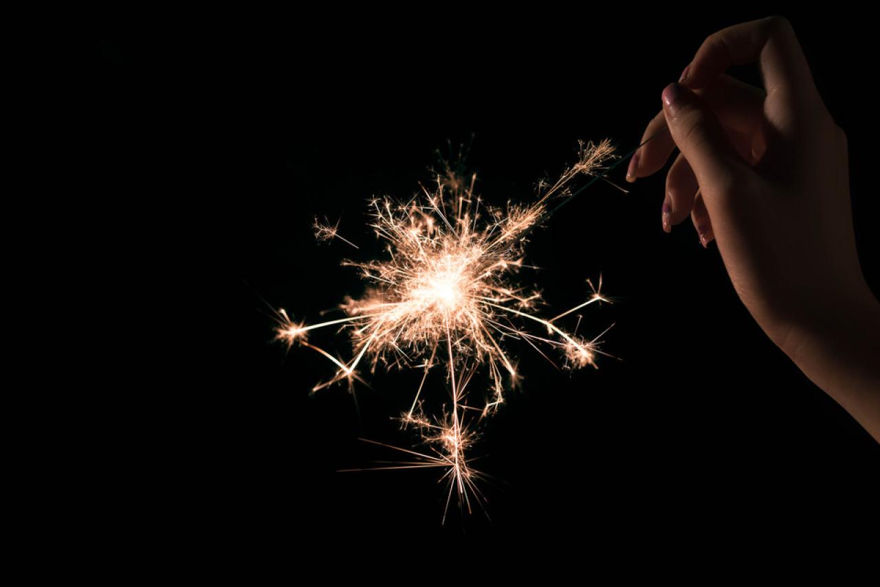 手中的仙女棒燃烧时的花火特写