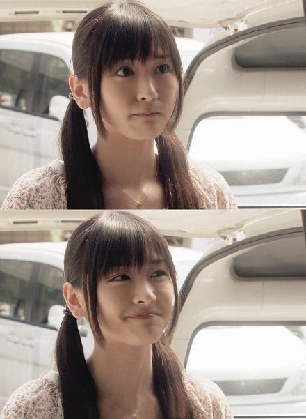 新垣结衣在车旁嘟嘴卖萌的模样