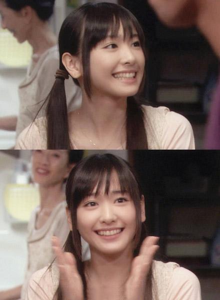 新垣结衣咧开嘴，露出整8颗牙齿，开心微笑，接着鼓掌的模样