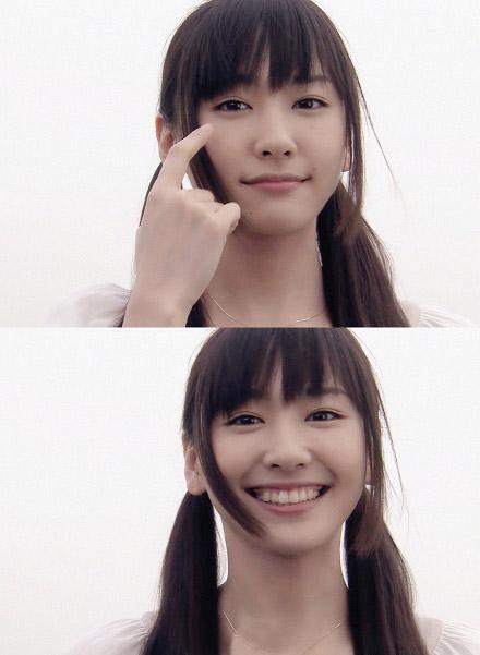 新垣结衣指了指右眼睛（戳戳脸），然后咧开大嘴笑起来的模样
